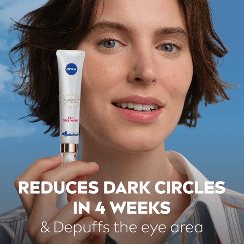 Eine Frau hält eine Nivea Augenpflege, lächelt, mit Text über Reduktion dunkler Ringe in 4 Wochen.