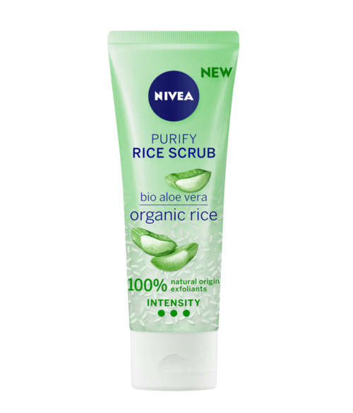 Groene tube met Nivea-logo, zegt 'Purify Rice Scrub' met aloe vera en biologische rijst, bevordert natuurlijke exfoliants.