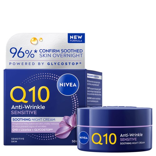Nivea Q10 Anti-Wrinkle Sensitive Nachtcrème met paarse bloem, blauwe container en doos met 96% zekerheid over huidvoordelen.