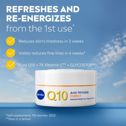Een pot Nivea Q10 anti-rimpelcrème op een blauwe lucht met wolken en productvoordelen opgesomd.