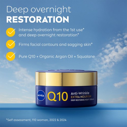 NIVEA Q10 nachtcrème, blauw en goud, met tekst over diepe hydratatie, stevige huid en organische ingrediënten.