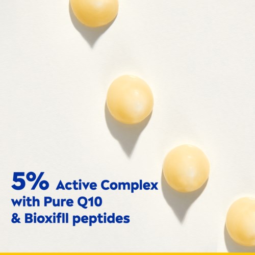 Etiket met blauwe tekst op een witte achtergrond, vermeldt een actief complex met Q10 en peptiden. Vier gele ballen werpen schaduwen.