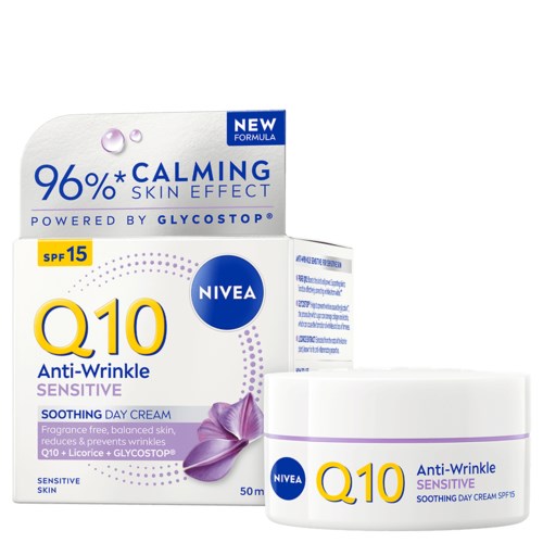 Een doos Nivea Q10 Anti-Wrinkle Sensitive dagcrème met paarse bloemontwerp en product.