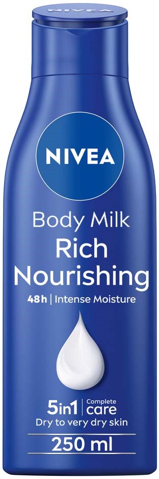 Blå flaska med Nivea kroppsmjölk, vitt dropp och text om näring och fukt.