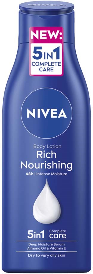 En blå flaska med Nivea Rich Nourishing Body Lotion, med en vit droppbild. Markeras som 5 i 1-vård för torr hud.