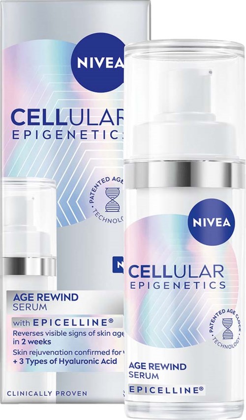 En Nivea-serumflaska med en förpackning bakom, som främjar anti-aging och hudförnyelse med Epicienne-teknologi.