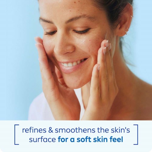 Nainen koskettaa kasvonsa varovasti, hymyilee, pehmeä iho näkyy. Teksti kertoo ihon tasoittamisesta pehmeäksi tunteeksi.