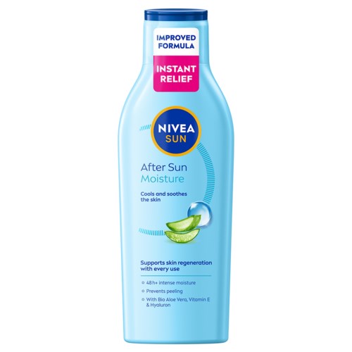 Een blauwe fles Nivea Sun After Sun Moisture met aloë vera en vitamine E, voor huidverlichting na zonnebaden.
