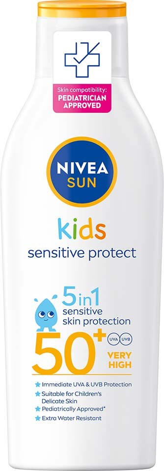 Een witte fles met gele dop, gemerkt NIVEA SUN kids, biedt 5-in-1 huidbescherming, hoge SPF 50+, voor kinderen.