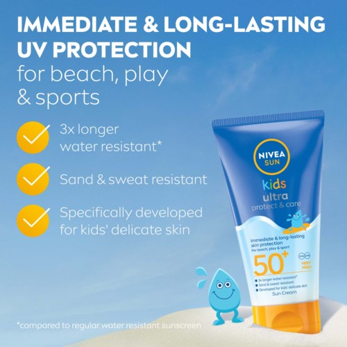 Das Bild zeigt eine blaue Tube Nivea Sonnenschutz für Kinder mit SPF 50, ideal für Strand und Sport.