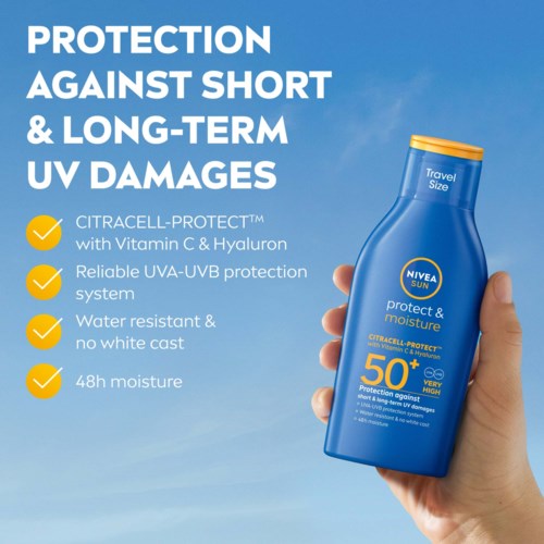 Een hand houdt een blauwe zonnebrandfles met SPF 50 vast, beschermt tegen UV-stralen en vocht. 