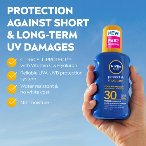 Een hand houdt een blauwe fles Nivea Sun zonnebrand met SPF 30, benadrukt bescherming tegen UV-schade en waterafstotend.