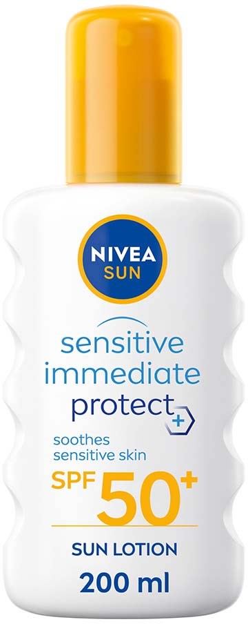 Een witte fles met gele dop, gemarkeerd NIVEA SUN, voor gevoelige huidbescherming tegen de zon, SPF 50+.