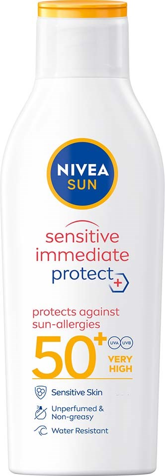 Een witte fles met gele dop, label Nivea Sun voor gevoelige huid, SPF 50+, waterbestendig en niet-vettig.