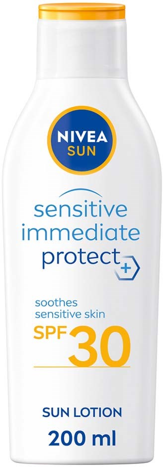 En hvit flaske med Nivea Sun-lotion med gul lokk, SPF 30, for sensitiv og beskyttet hud, 200 ml.
