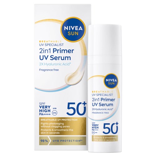 NIVEA SUN 2-in-1 Primer UV Serum, SPF 50+, biedt hoge zonbescherming en maakt de huid snel glad.