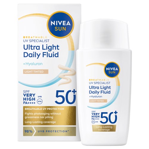 Een zonnebrandproduct met de naam Nivea Sun Ultra Light Daily Fluid, SPF 50+, voor dagelijkse huidbescherming, toont verpakking en fles.