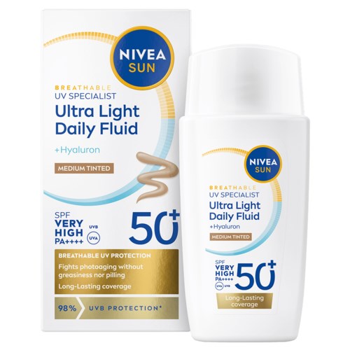 Fles en doos van Nivea Sun Ultra Light Daily Fluid met SPF 50+ en hyaluron, voor medium huid, biedt bescherming tegen zonlicht.