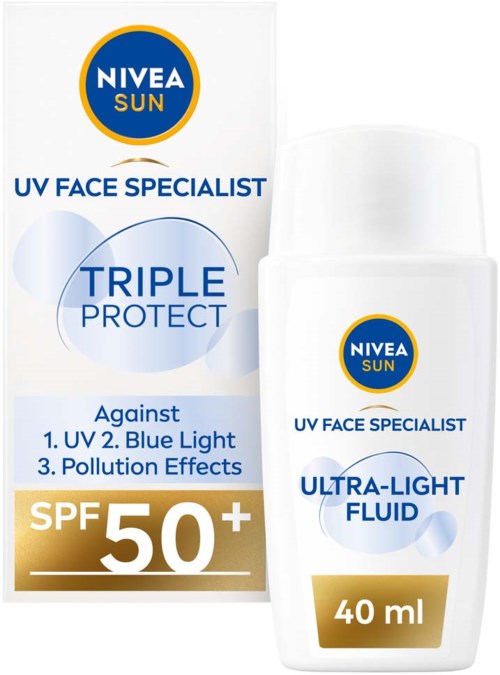 Nivea Sun UV gezichtscrème met SPF 50+ in een witte fles. Verpakking vermeldt drievoudige bescherming tegen UV, blauw licht en vervuiling.