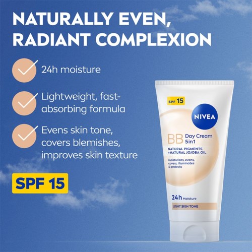 Blauer Hintergrund mit weißen Texten und Häkchen, zeigt Nivea BB-Creme mit SPF 15 für gleichmäßigen Hautton und Feuchtigkeit.