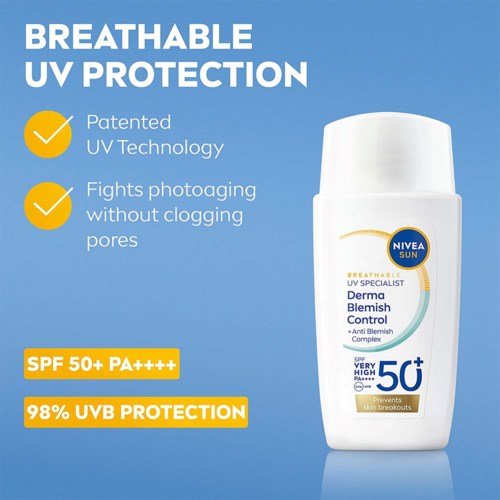 Een witte zonnebrandfles met blauwe en gele labels die hoge SPF- en UV-bescherming benadrukken.