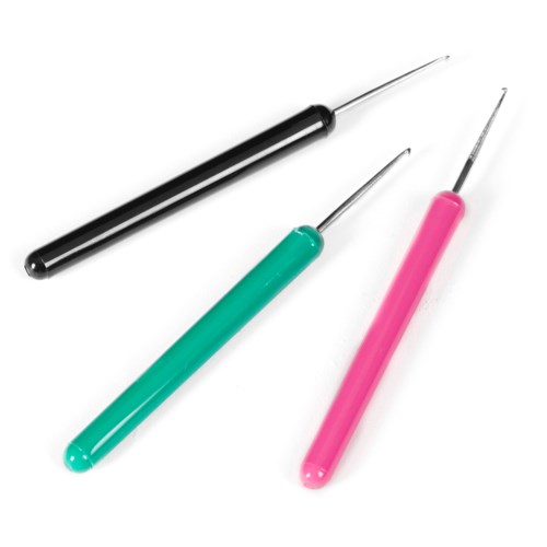 Drei kleine Werkzeuge mit bunten Griffen, schwarz, grün und pink. Wahrscheinlich für feine Arbeiten oder Basteln.