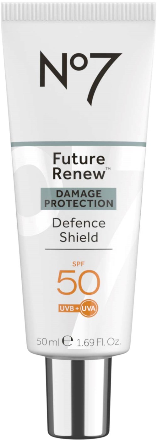 Een tube zonnebrandcrème met SPF 50 van No7, bedoeld voor huidbescherming tegen UV-straling.