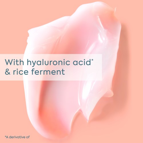 Diese rosa Creme hat Aufschrift mit Hyaluronsäure und Reisferment.