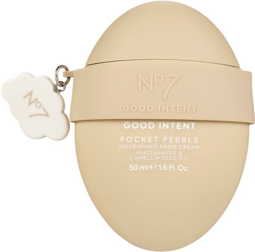 En beige oval behållare med lock och en liten blomformad nyckelring som är märkt No7.