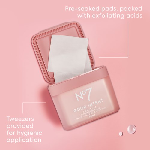Rosa Behälter mit Tüchern und Pads, beschriftet 'Good Intent,' für Hautpflege, mit Pinzette für Hygiene. Einfacher Hintergrund.