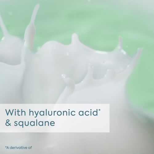 Weiße Flüssigkeit, Text über Hyaluronsäure und Squalan, deutet auf ein Hautpflegeprodukt hin.