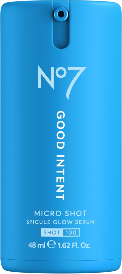 Blå flaska med vit text för en microneedling-glow serum, inklusive produktnamn, storlek och skott nummer.