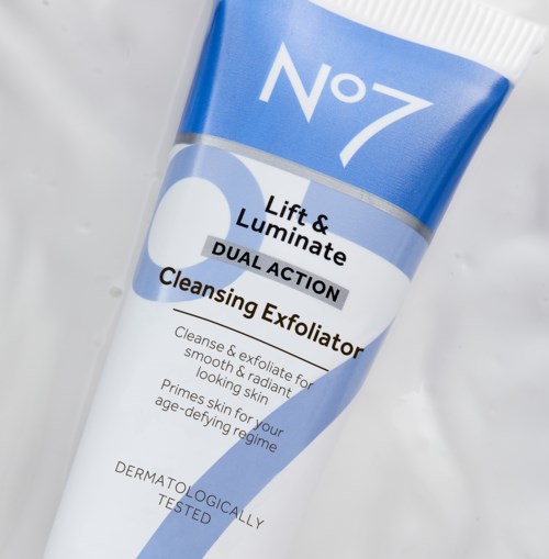 Eine Tube mit Hautpflegeprodukt mit der Aufschrift No7 Lift & Luminate DUAL ACTION Cleansing Exfoliator.