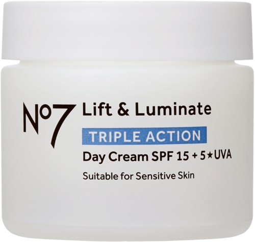 Ein weißer Behälter mit der Aufschrift 'No7 Lift & Luminate Triple Action Day Cream SPF 15 + 5 UVA', geeignet für empfindliche Haut.