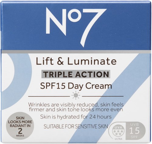 Eine blaue und weiße Verpackung von No7 Lift & Luminate SPF15 Tagescreme für empfindliche Haut.