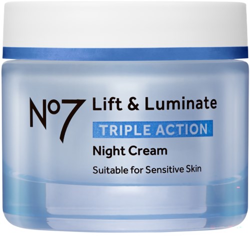 Een pot nachtcrème met blauwe en witte verpakking, labeled 'No7 Lift & Luminate Triple Action', geschikt voor gevoelige huid.