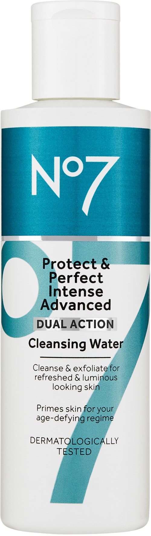 Eine weiße Flasche mit No7 Reinigungswasser, blauem und türkisfarbenem Etikett, beschreibt es als sanft für strahlende, jugendliche Haut.