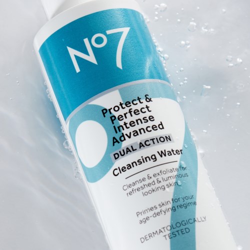 Blau-weiße Flasche mit No.7, fördert Reinigungswasser mit Doppelwirkung, dermatologisch getestet.