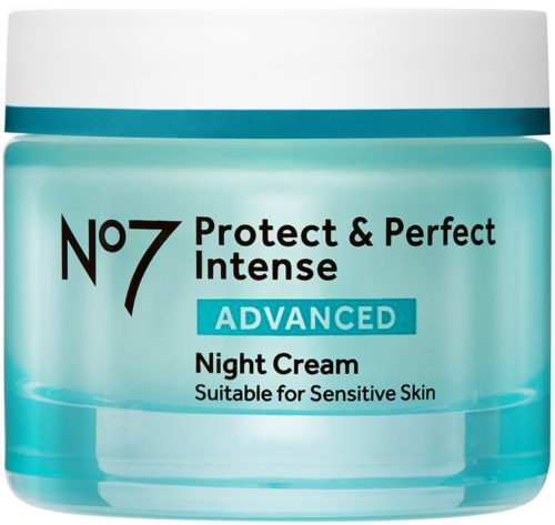 Kleine pot nachtcrème voor gevoelige huid, label No7 Protect & Perfect Intense Advanced.