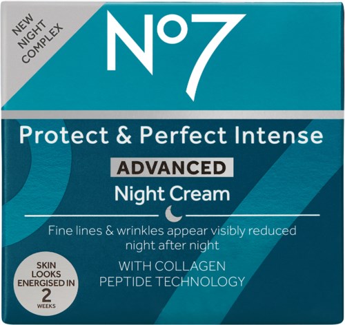 Een blauwe doos met witte en zwarte tekst over No7 geavanceerde nachtcrème, toont voordelen en ingrediënten.