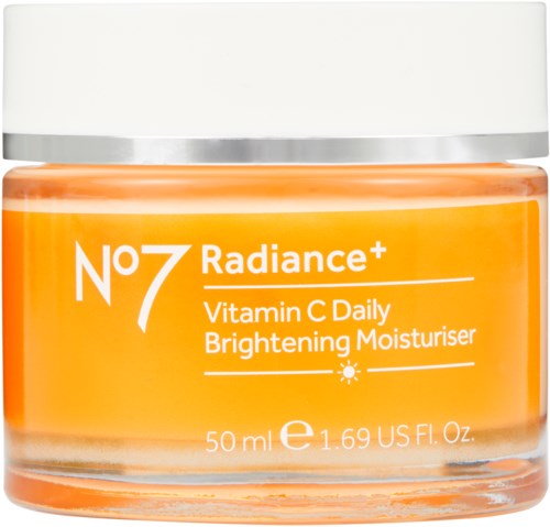 Een kleine oranje pot met witte deksel, label No7 Radiance+ Vitamin C Daily Brightening Moisturiser.