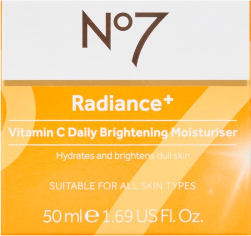 Geel en wit doos met tekst over vitamine C dagelijks verhelderende moisturizer voor alle huidtypes.