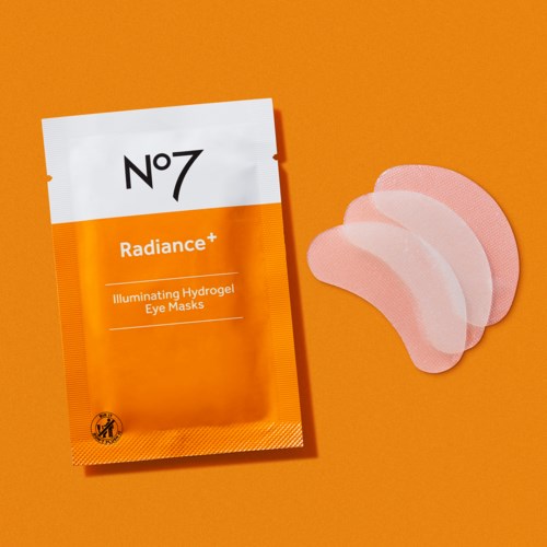 Een oranje en witte verpakking van No7 Radiance+ verhelderende hydrogel-oogmaskers met drie roze maskers ernaast.