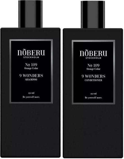 Zwei schwarze Flaschen, eine für Shampoo und eine für Conditioner, mit No 109 Orange Cedar von Noberu Stockholm.