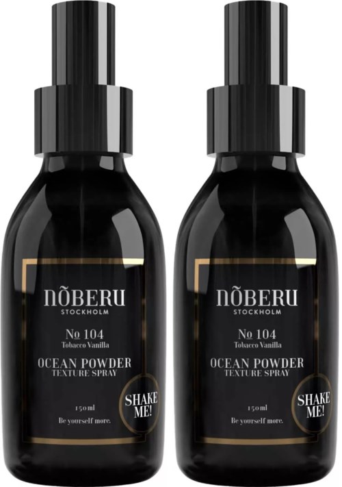 Zwei schwarze Flaschen mit Ocean Powder Texture Spray und Sprühköpfen, nebeneinander.