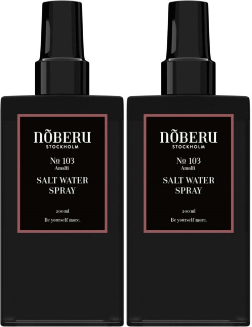 Zwei schwarze Sprayflaschen mit NÖBERU Stockholm Label, No 103 Amali Salt Water Spray, 200 ml, für den persönlichen Gebrauch.