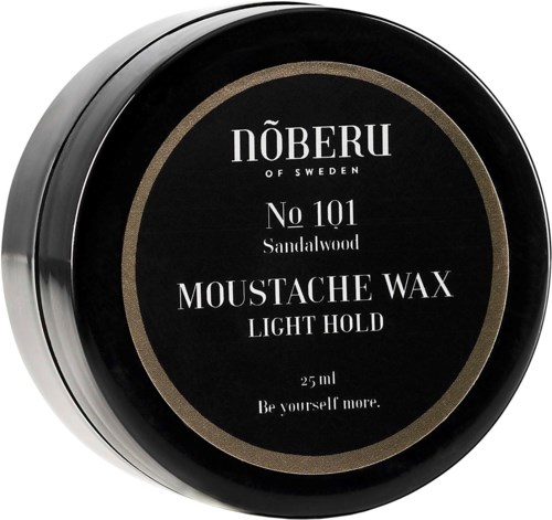 Ein runder schwarzer Behälter mit einem schwarzen und goldenen Etikett, das "NÕBERU No 101 Sandalwood Mustache Wax Light Hold" liest.
