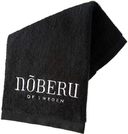 Svart handduk med vit text som säger "NÖBERU OF SWEDEN."