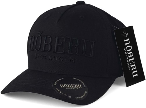 Eine schwarze Baseballmütze mit "NÖBERU STOCKHOLM" auf der Vorderseite, Etikett angebracht, gebogener Schirm, einfacher Hintergrund.