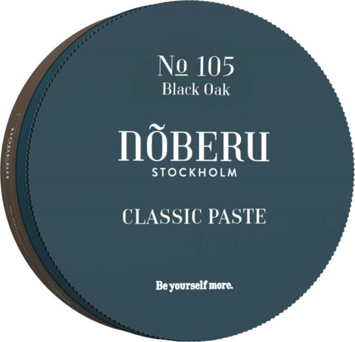 Ein runder Aufkleber mit Produktdetails: Nummer 105, Black Oak, Nobel Stockholm, Classic Paste und ein Slogan.